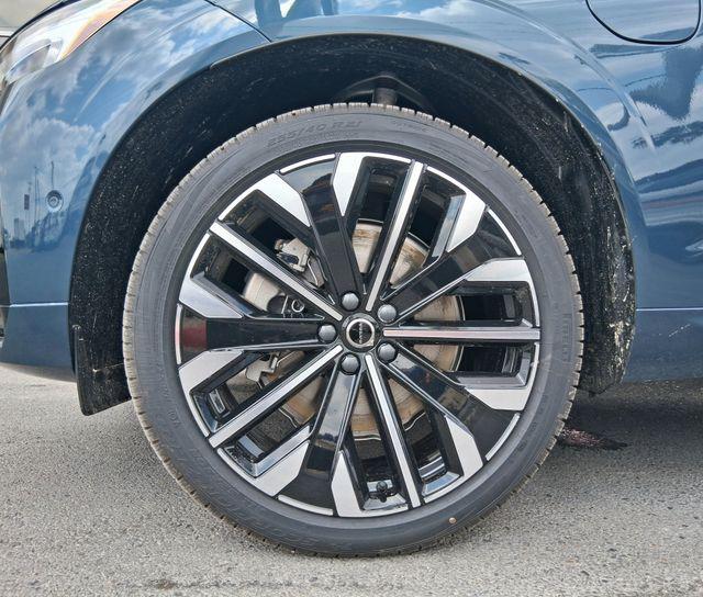 2026 Volvo XC60 Plug-In Hybrid Ultra, T8 AWD Electric/Gasoline, Dark