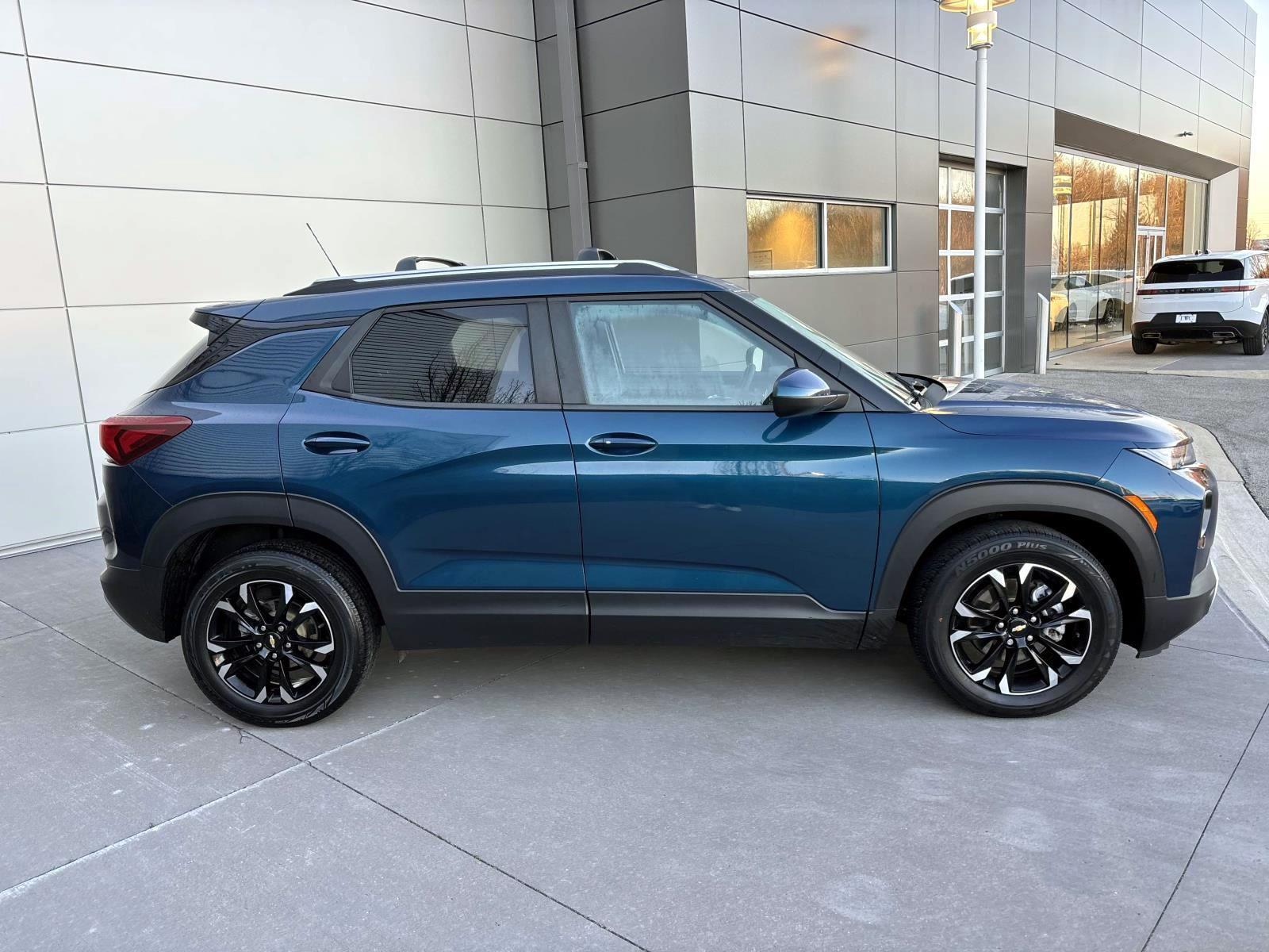 View vehicle photo 4