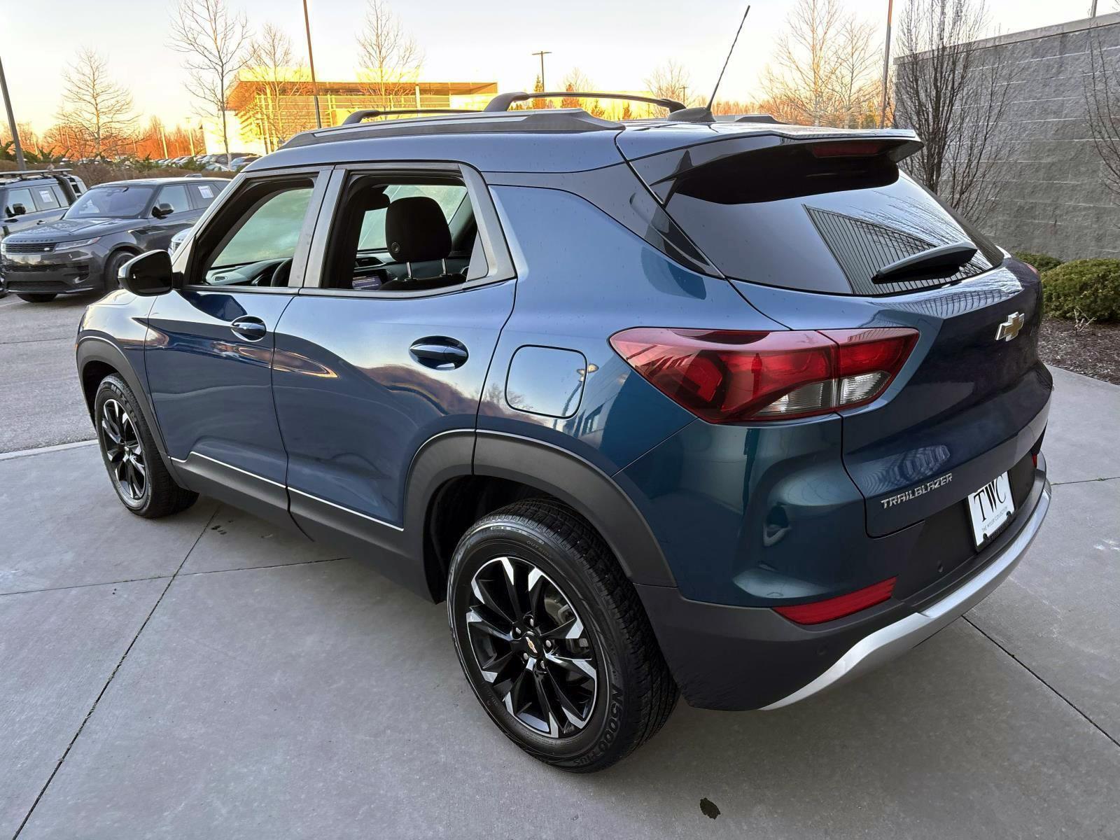 View vehicle photo 7