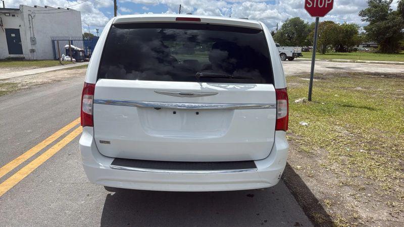 2016 Chrysler Town & Country Touring
