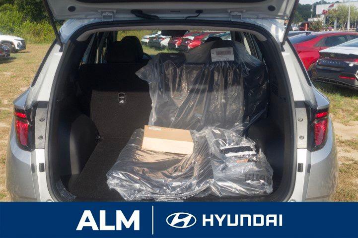 New 2026 Shimmering Silver HYUNDAI SE FWD image 8