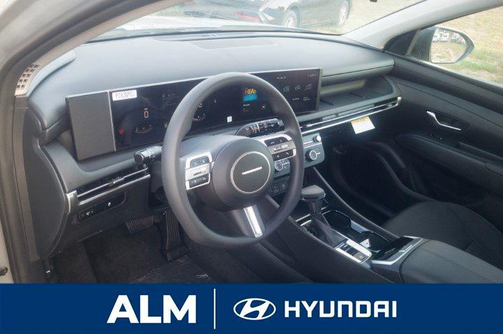 New 2026 Shimmering Silver HYUNDAI SE FWD image 13
