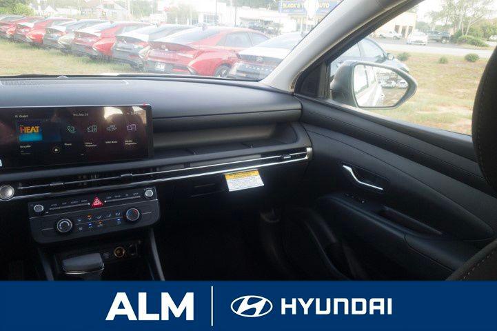 New 2026 Shimmering Silver HYUNDAI SE FWD image 17