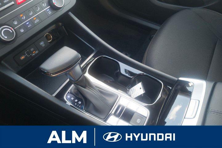 New 2026 Shimmering Silver HYUNDAI SE FWD image 23