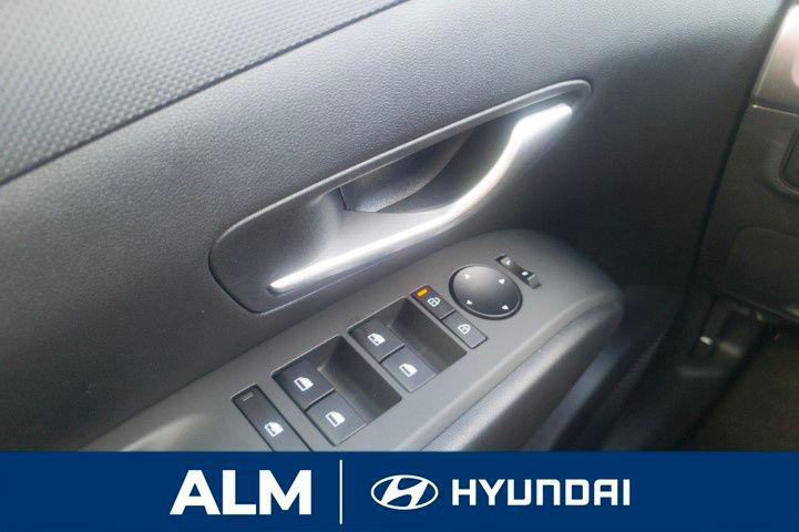 New 2026 Shimmering Silver HYUNDAI SE FWD image 28
