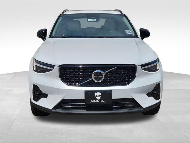 2026 Volvo XC40 Plus, B5 AWD Gas (mild hybrid), Dark