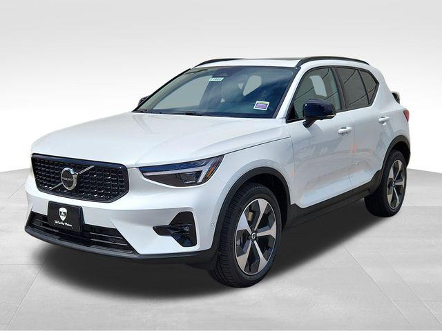 2026 Volvo XC40 Plus, B5 AWD Gas (mild hybrid), Dark
