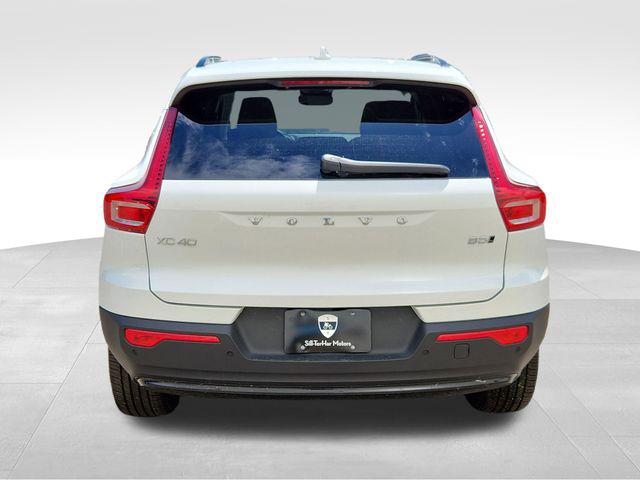 2026 Volvo XC40 Plus, B5 AWD Gas (mild hybrid), Dark
