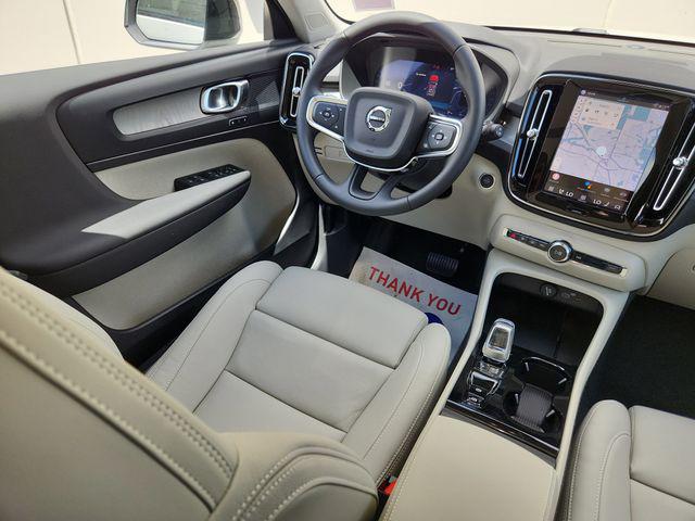 2026 Volvo XC40 Plus, B5 AWD Gas (mild hybrid), Dark