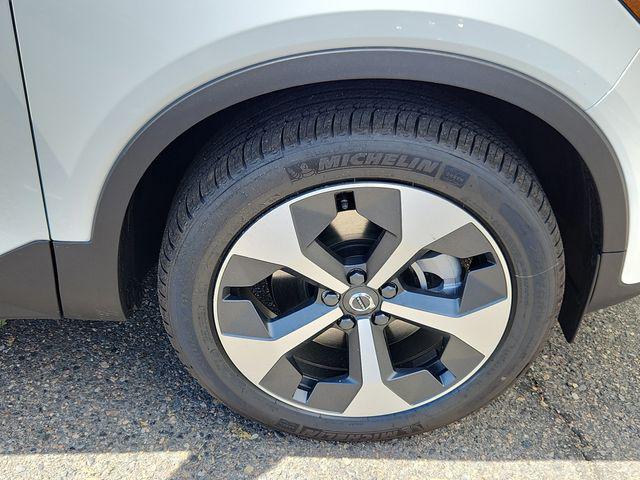 2026 Volvo XC40 Plus, B5 AWD Gas (mild hybrid), Dark