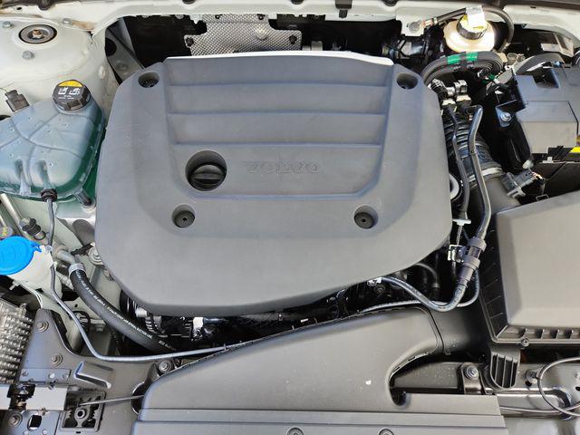2026 Volvo XC40 Plus, B5 AWD Gas (mild hybrid), Dark