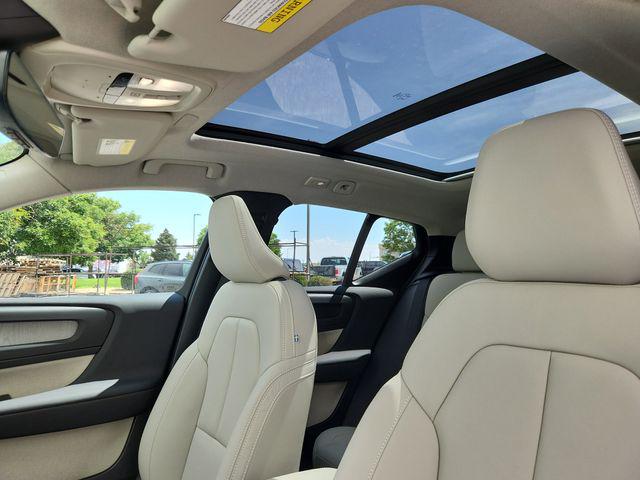 2026 Volvo XC40 Plus, B5 AWD Gas (mild hybrid), Dark