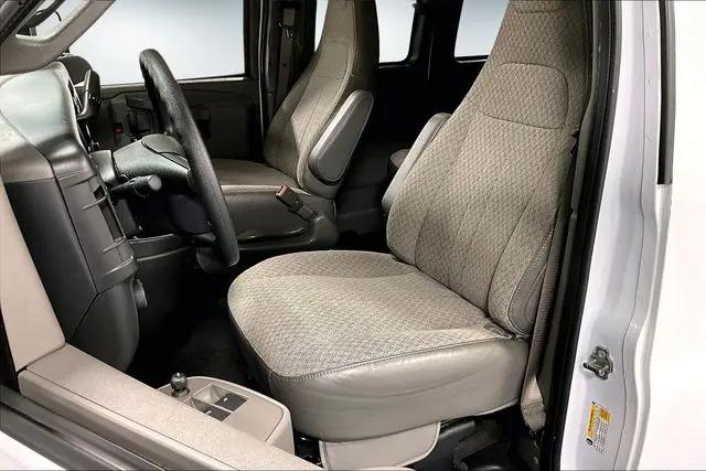 2025 GMC Savana Passenger RWD 3500 Extended Wheelbase LT
