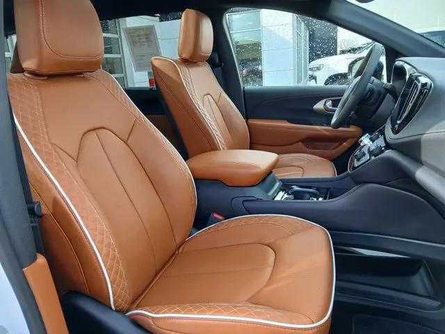 2025 Chrysler Pacifica Hybrid Pinnacle