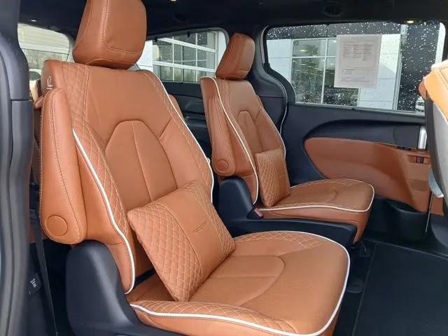 2025 Chrysler Pacifica Hybrid Pinnacle