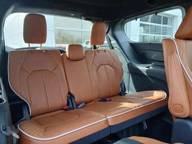 2025 Chrysler Pacifica Hybrid Pinnacle