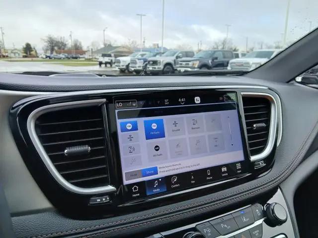 2025 Chrysler Pacifica Hybrid Pinnacle