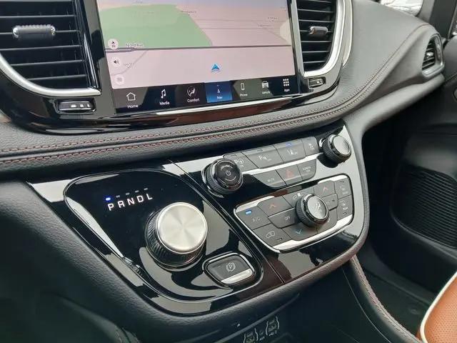 2025 Chrysler Pacifica Hybrid Pinnacle