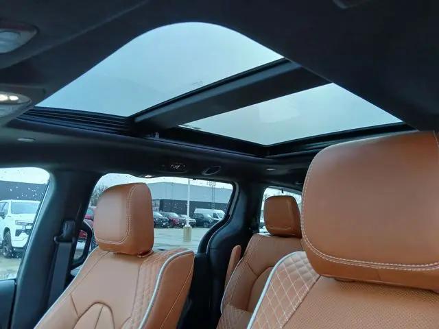 2025 Chrysler Pacifica Hybrid Pinnacle