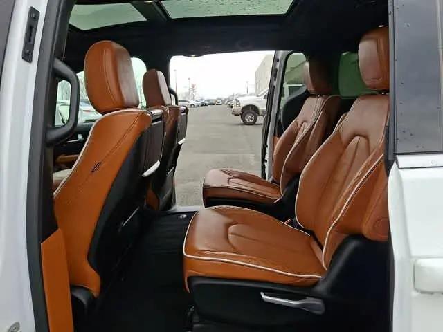 2024 Chrysler Pacifica Hybrid Pinnacle