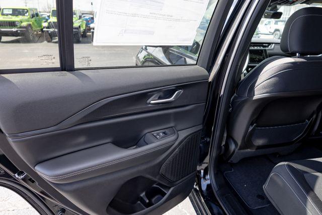2025 Jeep Grand Cherokee Laredo X 4x4