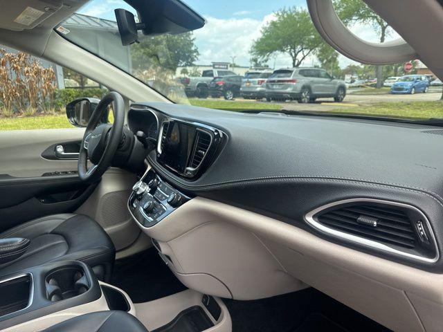 2024 Chrysler Pacifica Hybrid Select
