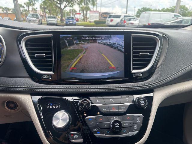 2024 Chrysler Pacifica Hybrid Select