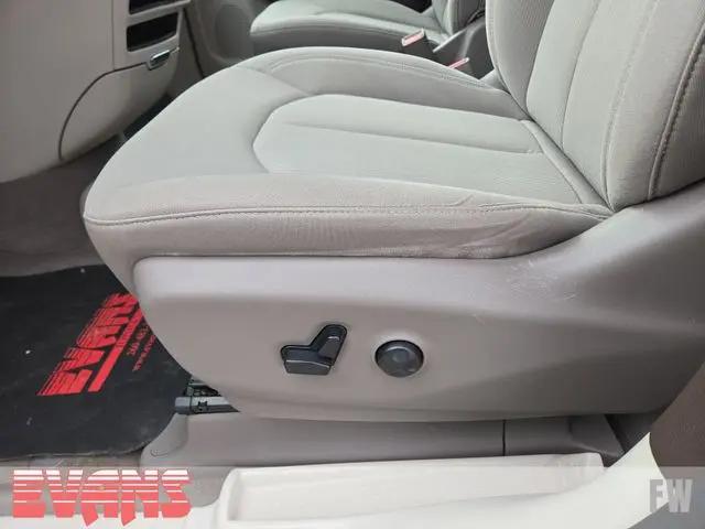 2020 Chrysler Voyager LX