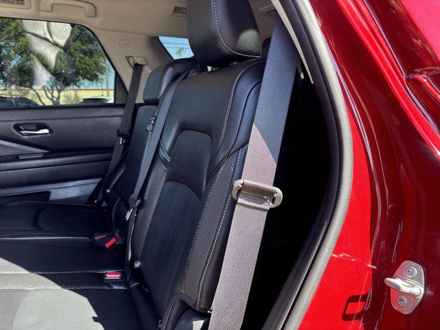 2023 Nissan Pathfinder SL FWD