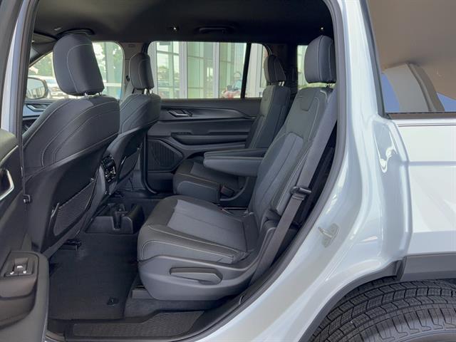 2025 Jeep Grand Cherokee L Laredo 4x4