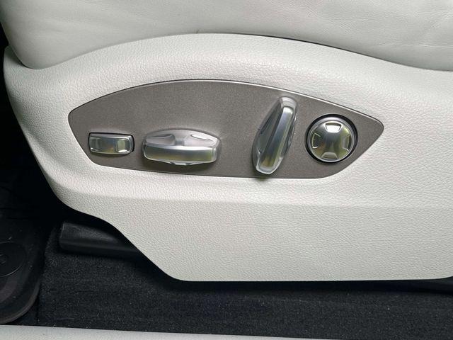 2026 Porsche Macan Unknown