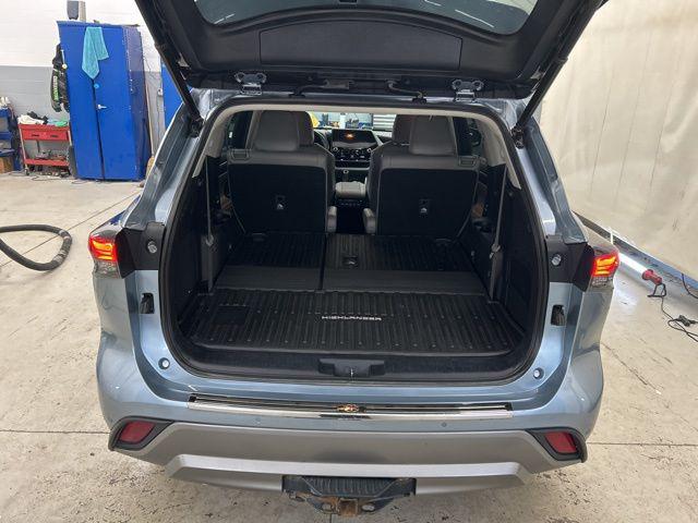 2021 Toyota Highlander Hybrid Platinum