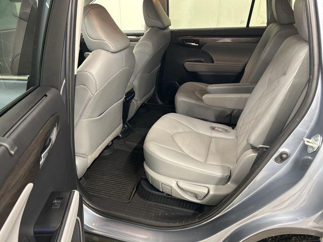 2021 Toyota Highlander Hybrid Platinum