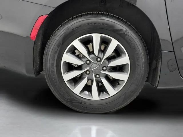 2024 Chrysler Pacifica Hybrid Select