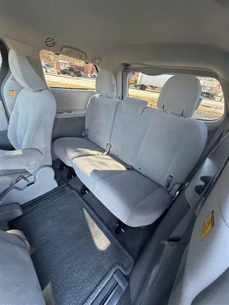2012 Toyota Sienna LE V6 8 Passenger