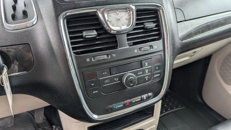 2016 Chrysler Town & Country Touring