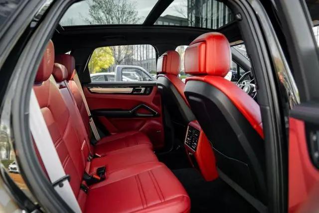 2023 Porsche Cayenne Platinum Edition