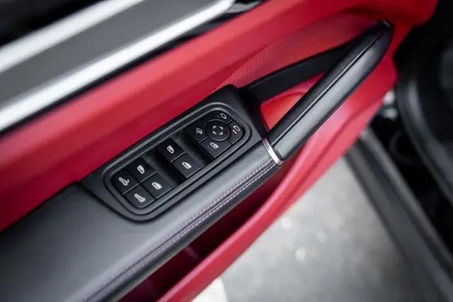 2023 Porsche Cayenne Platinum Edition