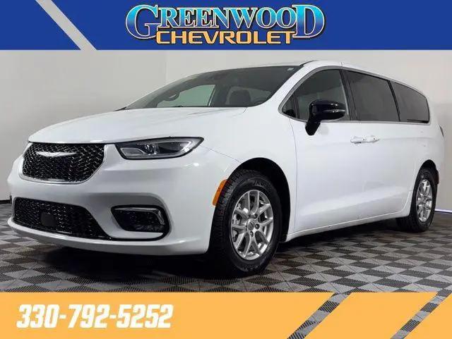 2025 Chrysler Pacifica Select for sale in Youngstown, OH