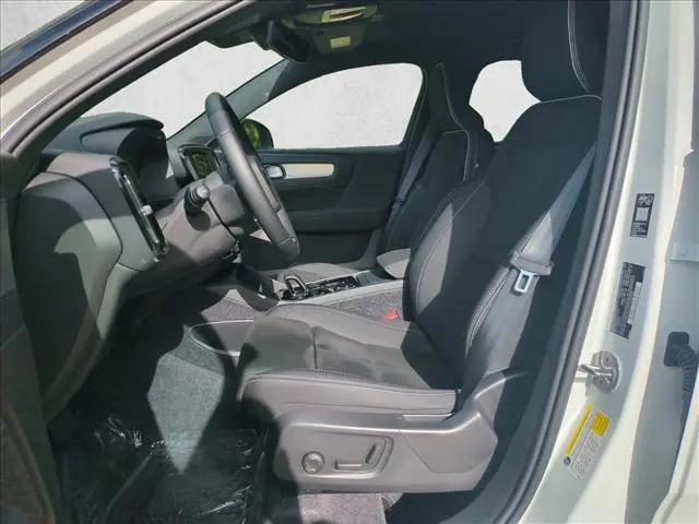 2026 Volvo XC40 Black Edition Ultra, B5 AWD Gas (mild hybrid)