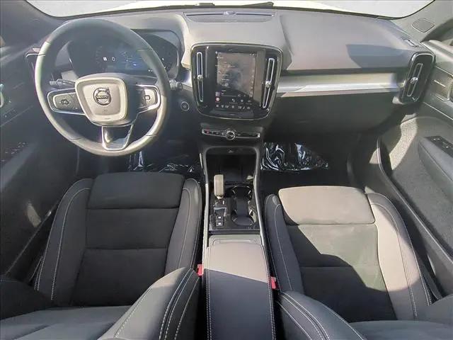 2026 Volvo XC40 Black Edition Ultra, B5 AWD Gas (mild hybrid)