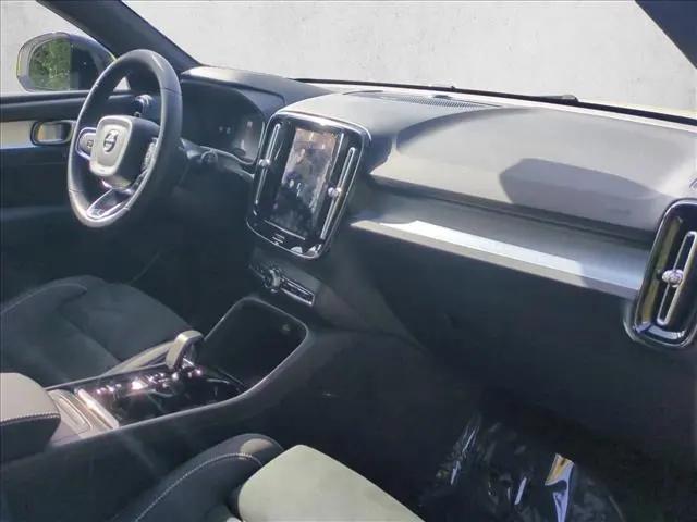2026 Volvo XC40 Black Edition Ultra, B5 AWD Gas (mild hybrid)