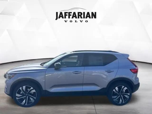 2026 Volvo XC40 Plus, B5 AWD Gas (mild hybrid), Dark