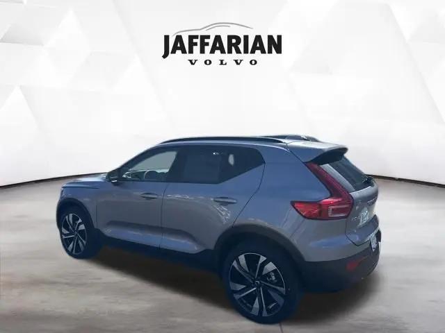 2026 Volvo XC40 Plus, B5 AWD Gas (mild hybrid), Dark