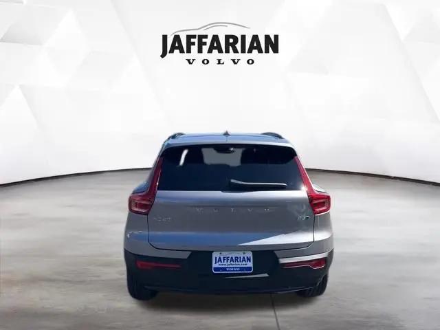 2026 Volvo XC40 Plus, B5 AWD Gas (mild hybrid), Dark