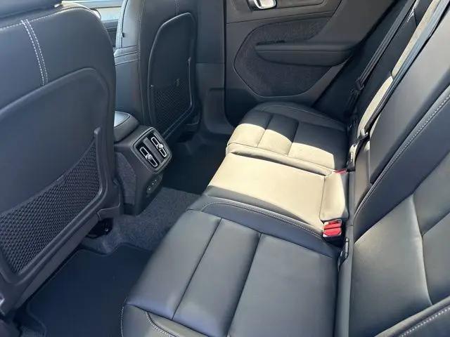 2026 Volvo XC40 Plus, B5 AWD Gas (mild hybrid), Dark