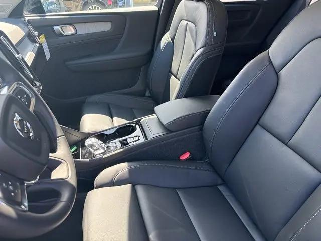 2026 Volvo XC40 Plus, B5 AWD Gas (mild hybrid), Dark