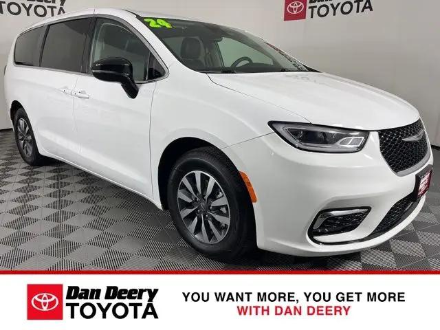 2024 Chrysler Pacifica Hybrid Select for sale in Cedar Falls, IA