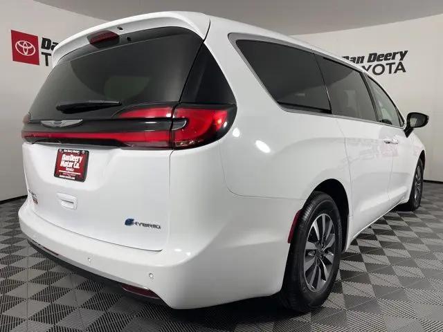 2024 Chrysler Pacifica Hybrid Select