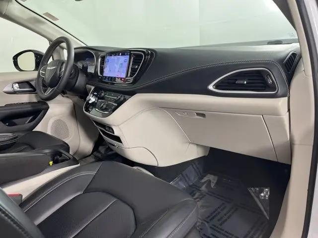 2024 Chrysler Pacifica Hybrid Select